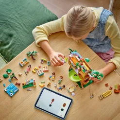 LEGO® Friends Vänskapsträdhus och kreativt område, 701 delar/ 1 förp.