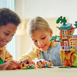 LEGO® Friends Vänskapsträdhus och kreativt område, 701 delar/ 1 förp.