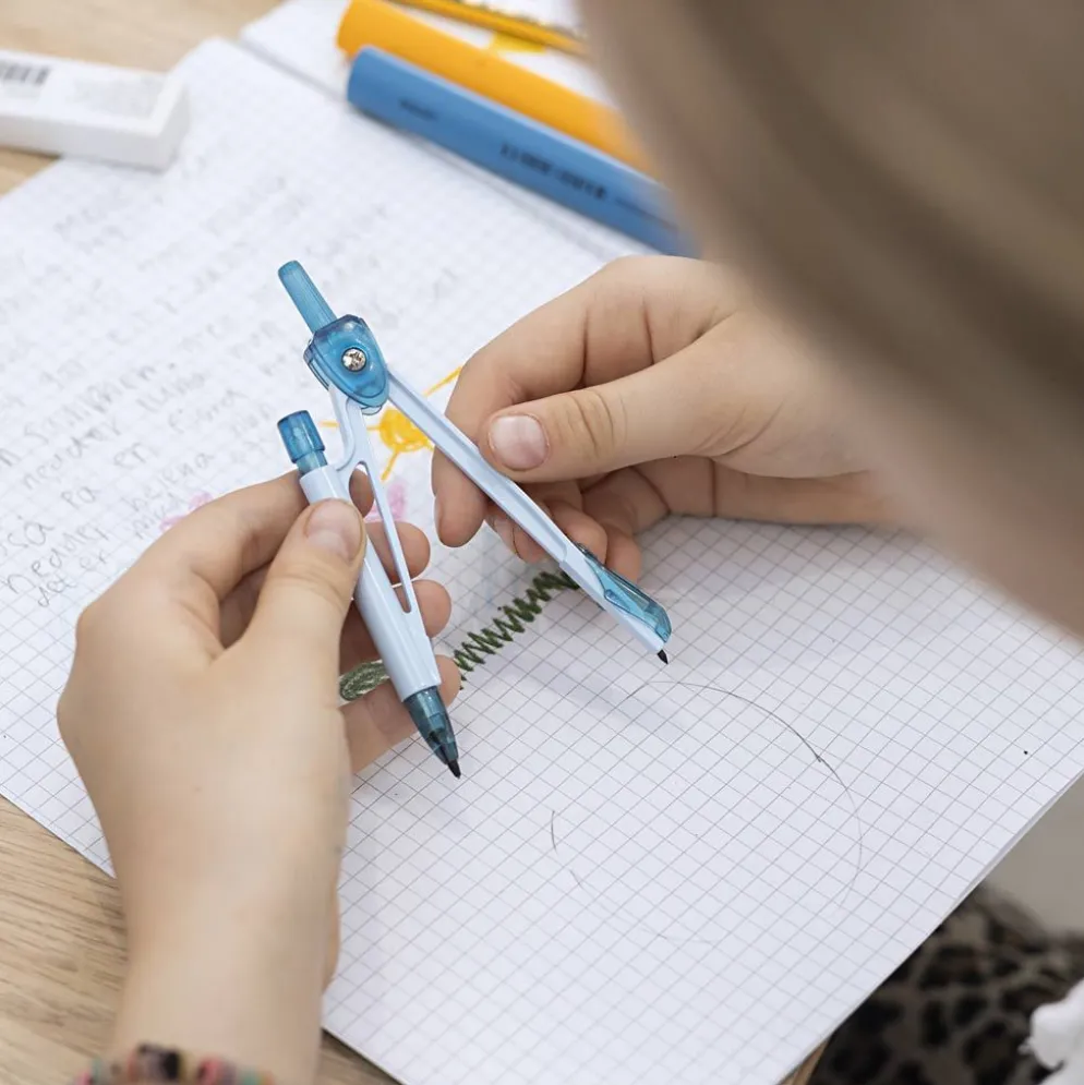 Studentkompass med skyddslock, färger kan variera , 1 st.