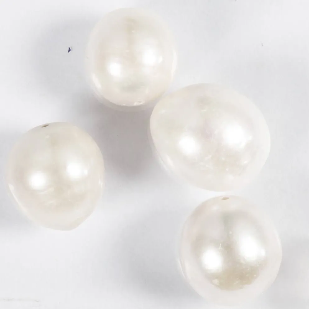 Sötvattenspärlor, Dia. 13-14 mm, Hålstl. 0,8 mm, Längsgående perforering, pärlemor, 4 st./ 1 förp.