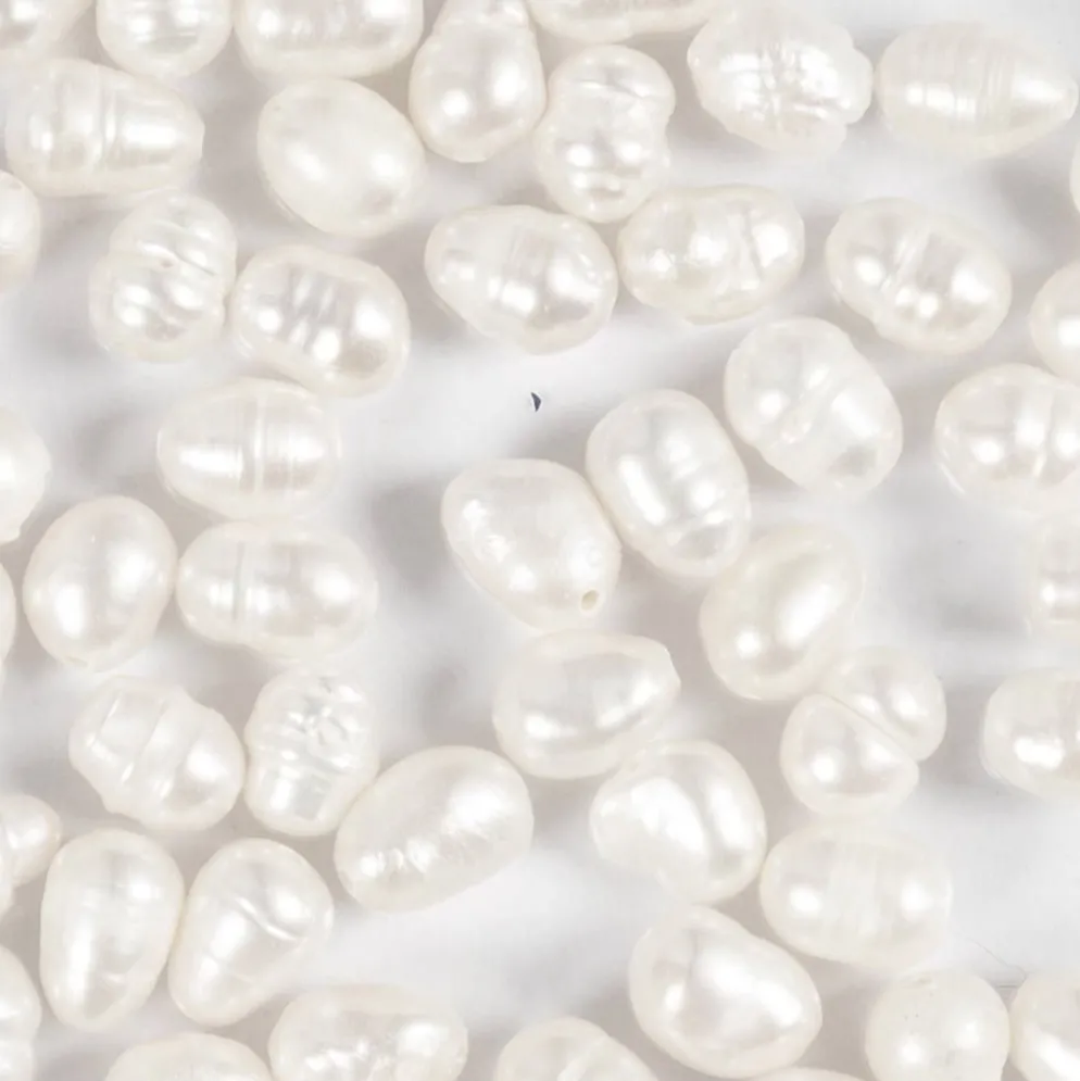 Sötvattenspärlor, Dia. 4-6 mm, Hålstl. 1 mm, Längsgående perforering, pärlemor, 55 st./ 1 förp.